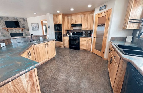 Clark Casa | Beartooth Retreat - NEW! EPIC Mountain Views! Near Cody WY and Red Lodge MT