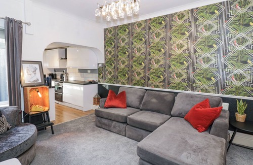 Smethwick Cabaña | BEARWOOD BOUTIQUE STAY, family friendly, with a garden in Birmingham