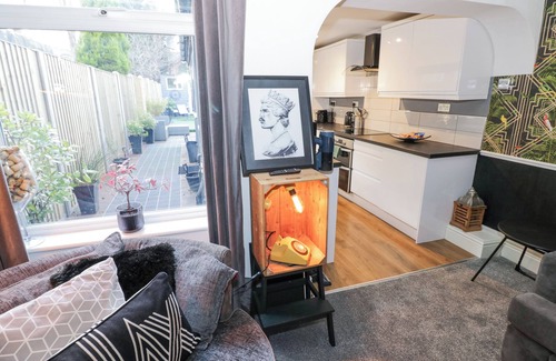Smethwick Cabaña | BEARWOOD BOUTIQUE STAY, family friendly, with a garden in Birmingham