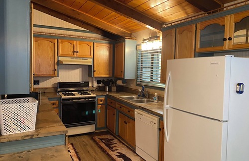 Wrightwood Casa | Beary Cozy Cabin, 3-bdrm house in Wrightwood with WiFi. EV charger