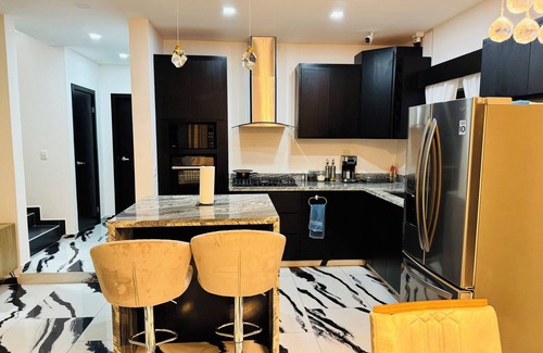 Sector 1 Nor-Oeste Casa | Hermosa casa de 4 cuartos con PISCINA