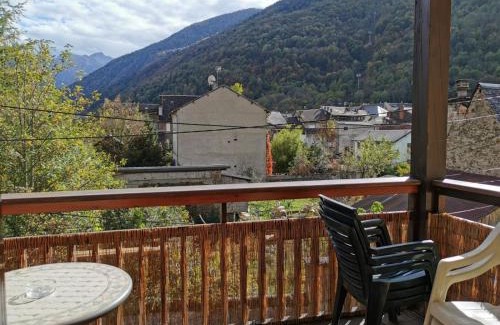Bagneres-de-Luchon Apartamento | Beau T3 place parking, vue dégagée proche centre