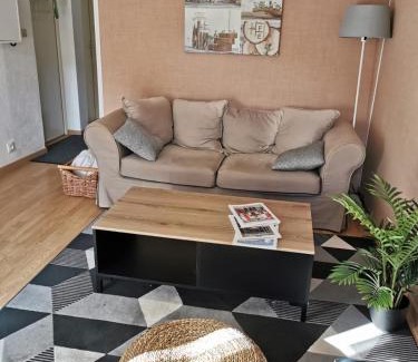 Bagneres-de-Luchon Apartamento | Beau T3 place parking, vue dégagée proche centre