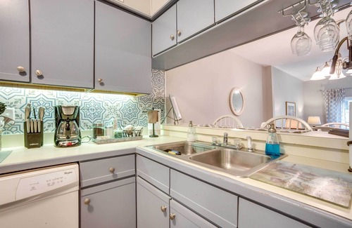 Beaufort Apartamento | Beaufort Townhome w/ Patio, 3 Mi to Downtown!