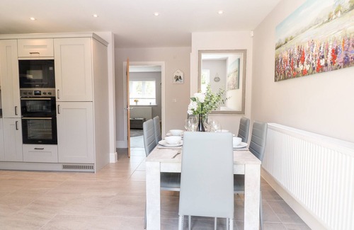 Bourton Cabaña | BEAU’S HOUSE, pet friendly, with a garden in Bourton-On-The-Water