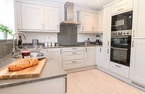 Bourton Cabaña | BEAU’S HOUSE, pet friendly, with a garden in Bourton-On-The-Water