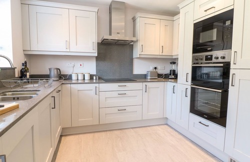 Bourton Cabaña | BEAU’S HOUSE, pet friendly, with a garden in Bourton-On-The-Water