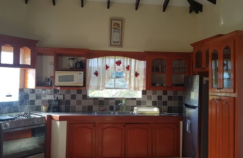St. George's Casa | Beausejour Heights, es una casa unifamiliar espaciosa, moderna