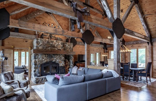 Muskoka Lakes Cabaña | Beautiful 6 bed 4 bath cottage on Lake Joe with Boathouse + Hottub