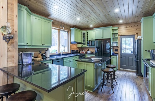 Muskoka Lakes Cabaña | Beautiful 6 bed 4 bath cottage on Lake Joe with Boathouse + Hottub