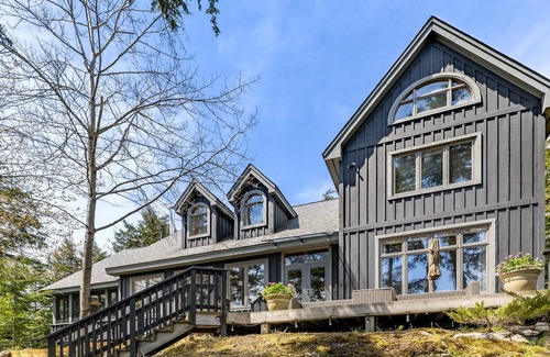Muskoka Lakes Cabaña | Beautiful 6 bed 4 bath cottage on Lake Joe with Boathouse + Hottub