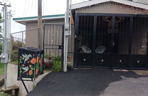 Buenos Aires Casa | Beautiful house! family sized, 5 minutes from downtown Santa Elena