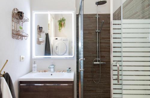 Las Palmas de Gran Canaria Apartamento | Beautiful Beach Apartment M&B IV by Las Canteras by VillaGranCanaria