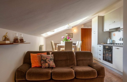 Castagnole delle Lanze Apartamento | Acogedor apartamento para 4 personas con piscina, WIFI, A/C, TV, patio y aparcamiento