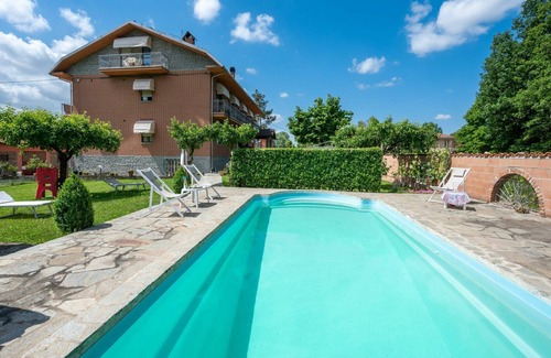 Castagnole delle Lanze Apartamento | Acogedor apartamento para 4 personas con piscina, WIFI, A/C, TV, patio y aparcamiento
