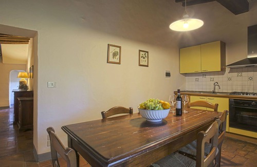 Tavarnelle Val di Pesa Apartamento | Apartamento con WIFI, piscina, TV, patio, mascotas permitida, vista panorámica, aparcamiento