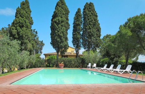 Tavarnelle Val di Pesa Apartamento | Apartamento con WIFI, piscina, TV, patio, mascotas permitida, vista panorámica, aparcamiento