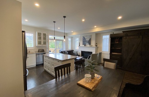 The Blue Mountains Casa | Beautiful home in Windfall, Blue Mountain. Walk to village, hot tub and pool!