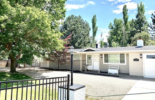 Eagle Casa | Beautiful 1 acre 5 bd in Eagle- hot tub & pingpong