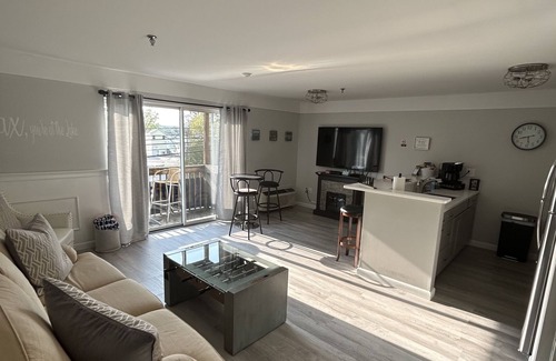Gilford Condominio | Beautiful 1 bedroom condo-sleeps 6.Lake views. PRIME Lacation to all attraction
