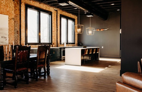 Crockett Apartamento | Beautiful 100 year old building overlooking the square in downtown Crockett.