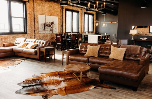 Crockett Apartamento | Beautiful 100 year old building overlooking the square in downtown Crockett.