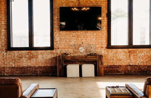 Crockett Apartamento | Beautiful 100 year old building overlooking the square in downtown Crockett.