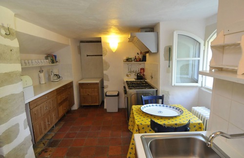 Laussou Casa | Beautiful 12th century castle in lush green valley