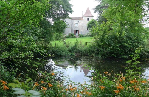 Laussou Casa | Beautiful 12th century castle in lush green valley