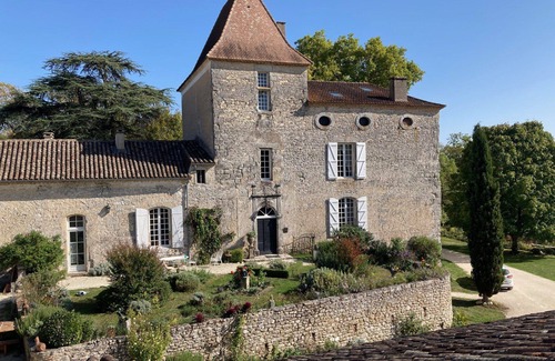 Laussou Casa | Beautiful 12th century castle in lush green valley