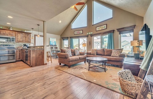 Arnolds Park Cabina | Beautiful 1500+ sq ft cabin with outdoor pool just steps off the patio