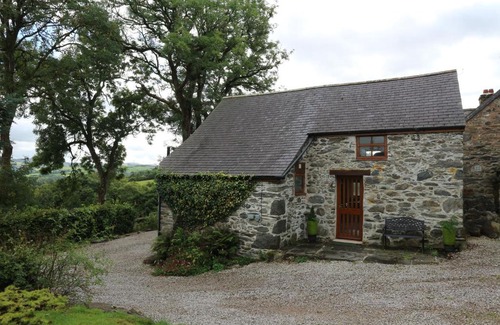 Betws Gwerfil Goch Casa | Beautiful 16th Century Ty Cerrig Cottage, set in stunning grounds with great views