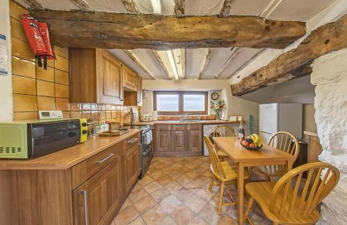 Betws Gwerfil Goch Casa | Beautiful 16th Century Ty Cerrig Cottage, set in stunning grounds with great views