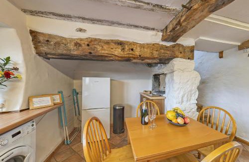 Betws Gwerfil Goch Casa | Beautiful 16th Century Ty Cerrig Cottage, set in stunning grounds with great views