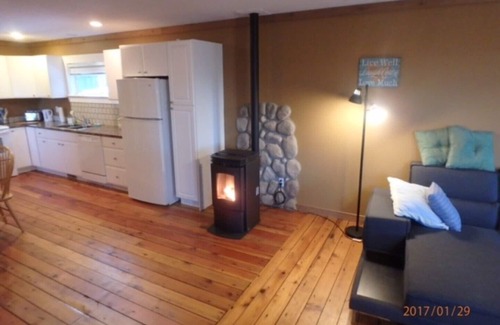 Sorrento Casa | Hermosa suite de 1 dormitorio a 10 minutos del espectacular Lago Shuswap!