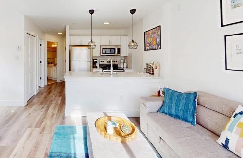 Village North Apartamento | Beautiful 1BR in Village Centre