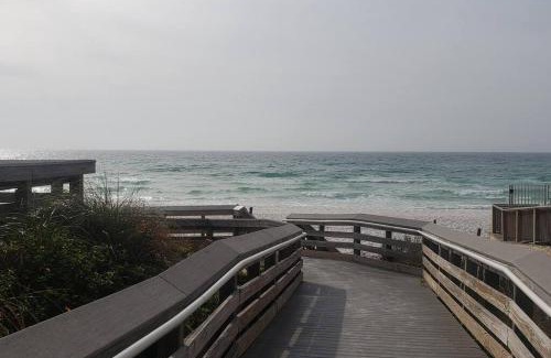 Indian Bayou Apartamento | Beautiful 1st Floor Unit half Mile from Amazing Beach