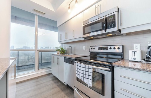 Markham Condominio | Beautiful 2 Bed 2 Bath with Parking
