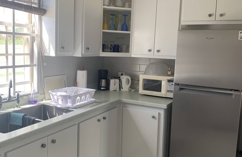 Green Garden Apartamento | Una bella villa con 2 cuartos y dos banos con piscina y vistas del mar.