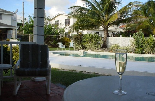 Green Garden Apartamento | Una bella villa con 2 cuartos y dos banos con piscina y vistas del mar.
