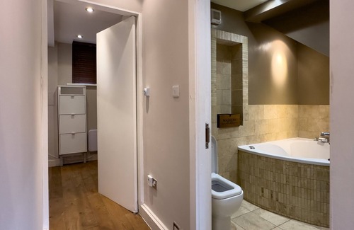 Whitefield Apartamento | Beautiful 2 bed duplex apartment with gated parking.