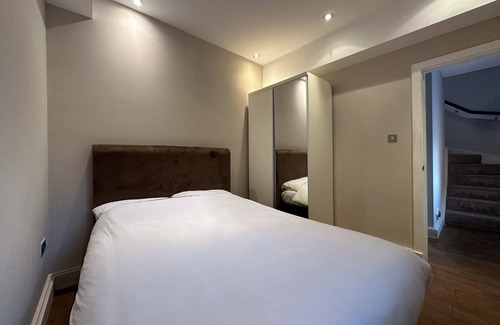 Whitefield Apartamento | Beautiful 2 bed duplex apartment with gated parking.