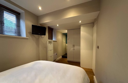 Whitefield Apartamento | Beautiful 2 bed duplex apartment with gated parking.