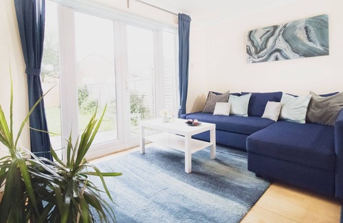 Bletchley Casa | Beautiful 2 Bed House with Parking, WIFI, Netflix, Garden