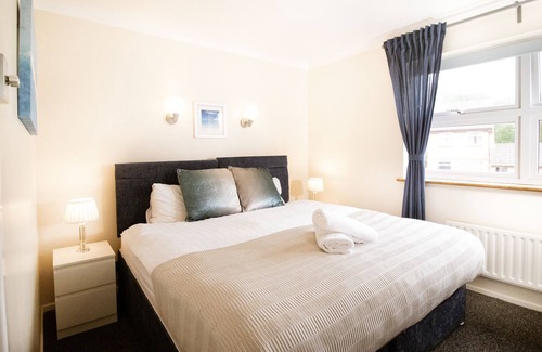 Bletchley Casa | Beautiful 2 Bed House with Parking, WIFI, Netflix, Garden
