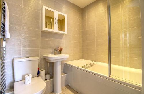 Wakefield Apartamento | Beautiful 2 Bed House, Central spot with free parking