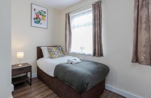 Barking Casa | Beautiful 2-Bed House in quiet cul-de-sac