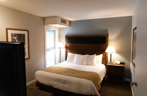 Bend Complejo | Beautiful 2 Bedroom, 2 bath Condo at the Seventh Mountain Resort.