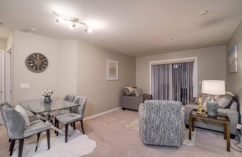 Jasper Place Apartamento | Beautiful 2 bedroom/2bth and 2 Free Heated Parking