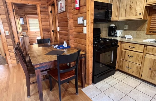 Almont Cabina | Beautiful 2 Bedroom Cabin on Taylor River with Private Hot Tub